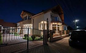 Melux Airport House